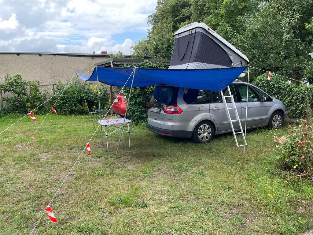 Ruhige Wiese auf unserem Grundstück direkt am See