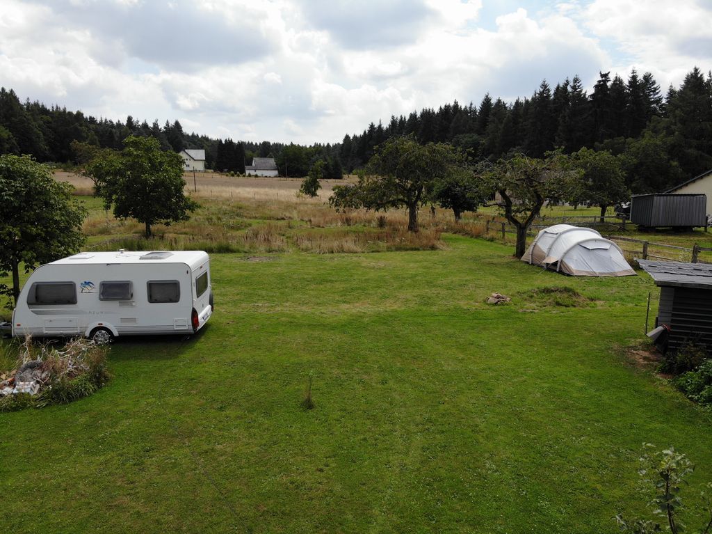 Camping en la naturaleza entre bosque, cascadas y cultura