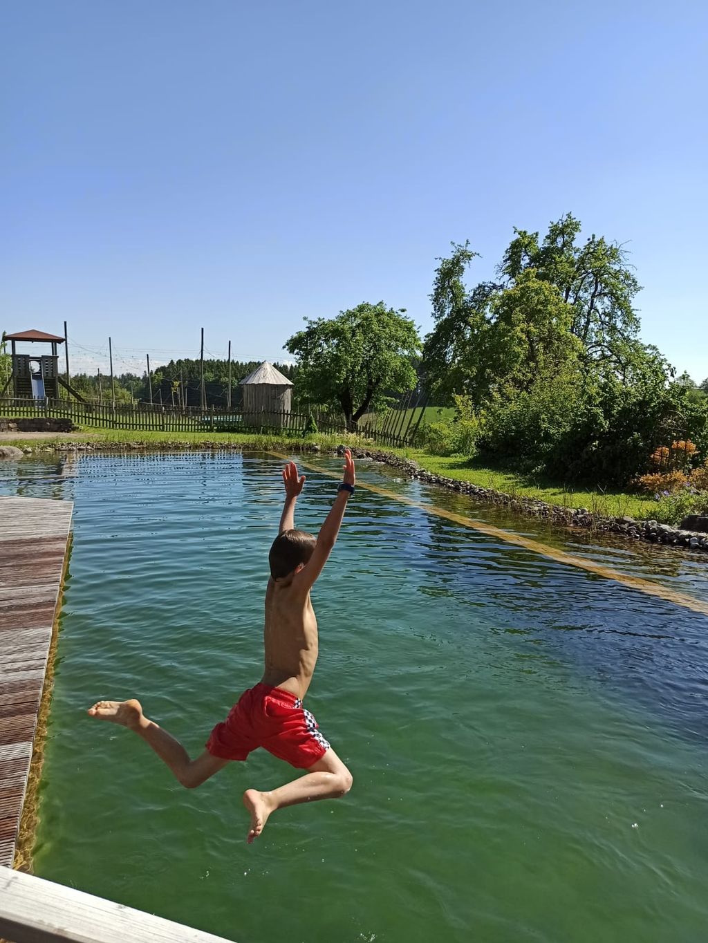 Granja de vacaciones con piscina natural