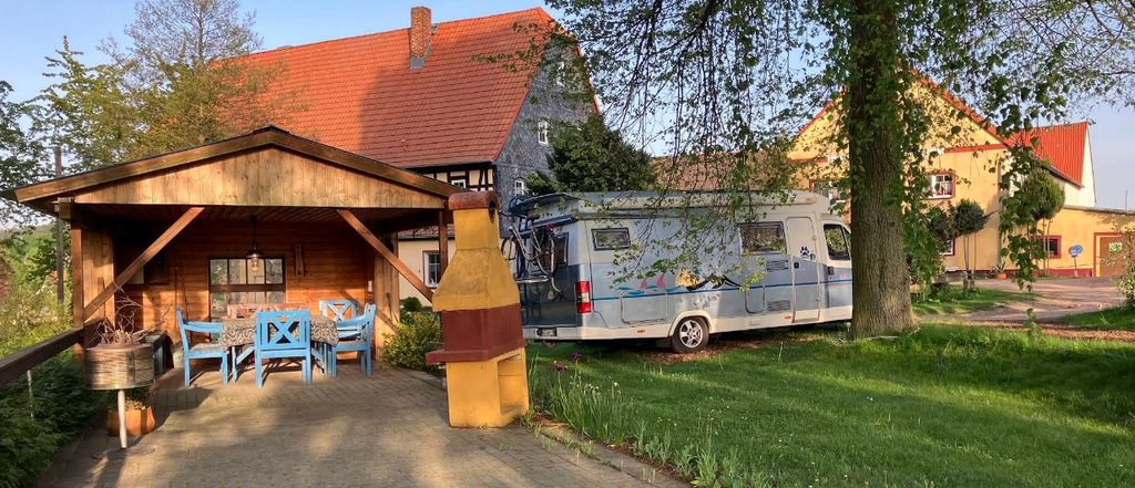 Komfortstellplatz Teichterasse