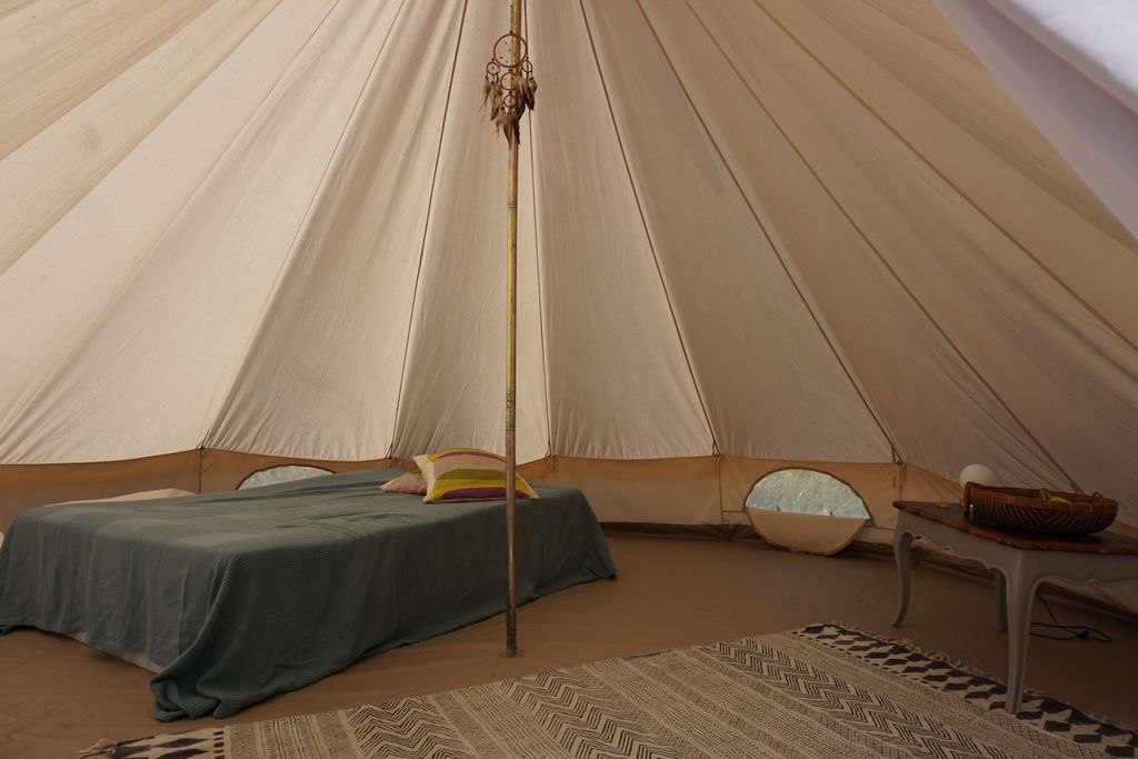 Glamping-Zelt in der Natur in der Nähe des Ozeans