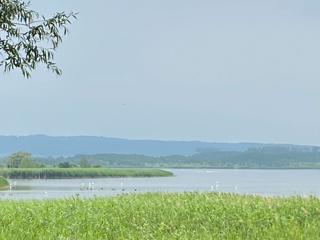 Vista de grúa del lago Galenbeck en las montañas Brohmer