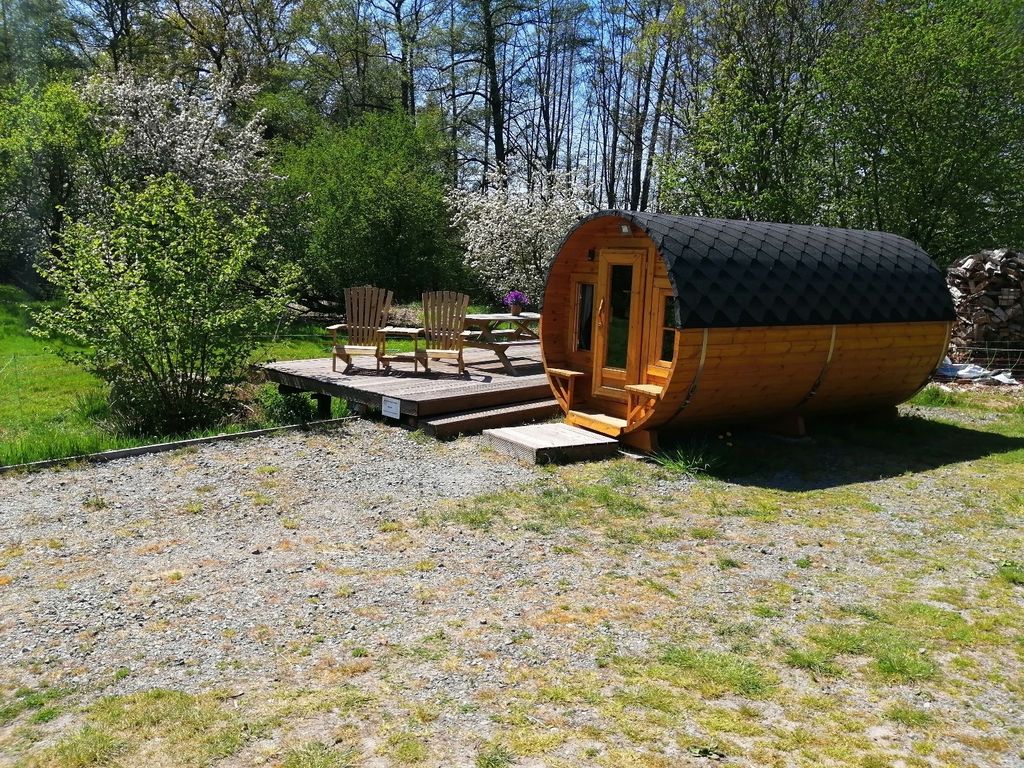Tonneau de camping confortable à la ferme des brebis laitières