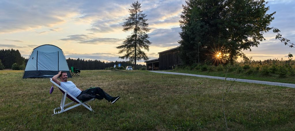 Wenn die Sonne hinter den Felsen versinkt, saugt der Körper die Kraft der Landschaft auf – Stein, Sonne und Stille wirken wie reine Energie.