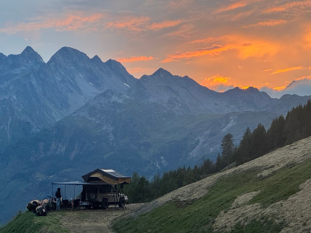 Alpencamping im Angesicht Herrlicher Bergwelt.