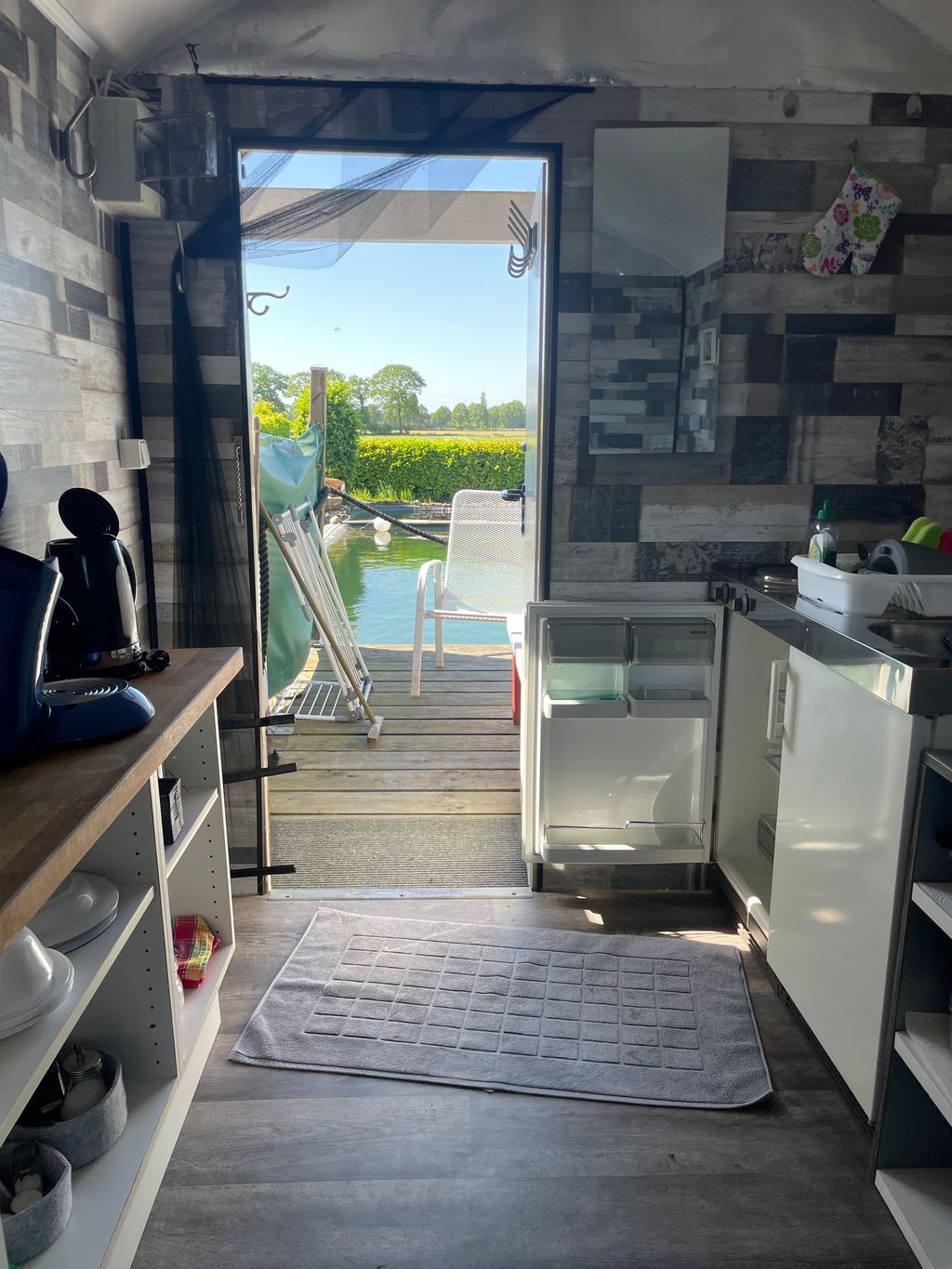 Passer la nuit dans une roulotte de chantier près de l'étang de natation