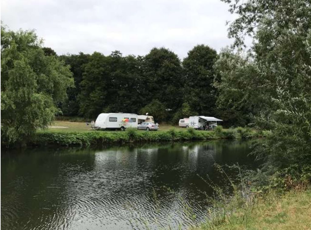 Prairie naturelle au bord de la rivière : canoë, vélo et culture à Herford