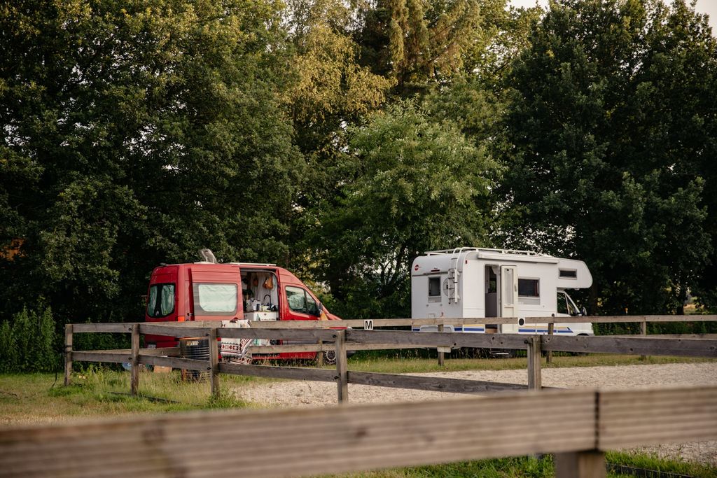 Rancho con caballos y ganado en el canal Ems-Jade