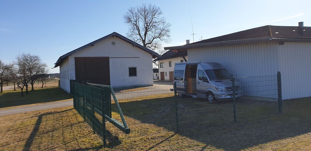 Parcela en la granja con gamos y ciervos rojos