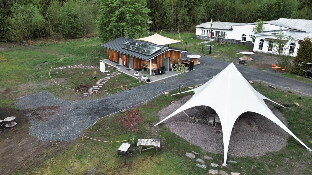 Acampada en el Fellberg, entre montones de pizarra