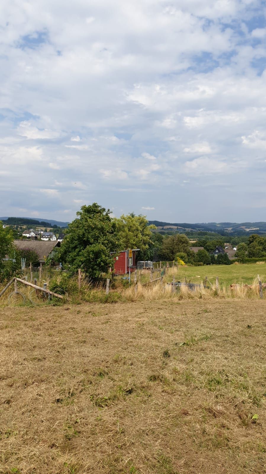 Stellplatz am Ortsrand mit weitem Blick