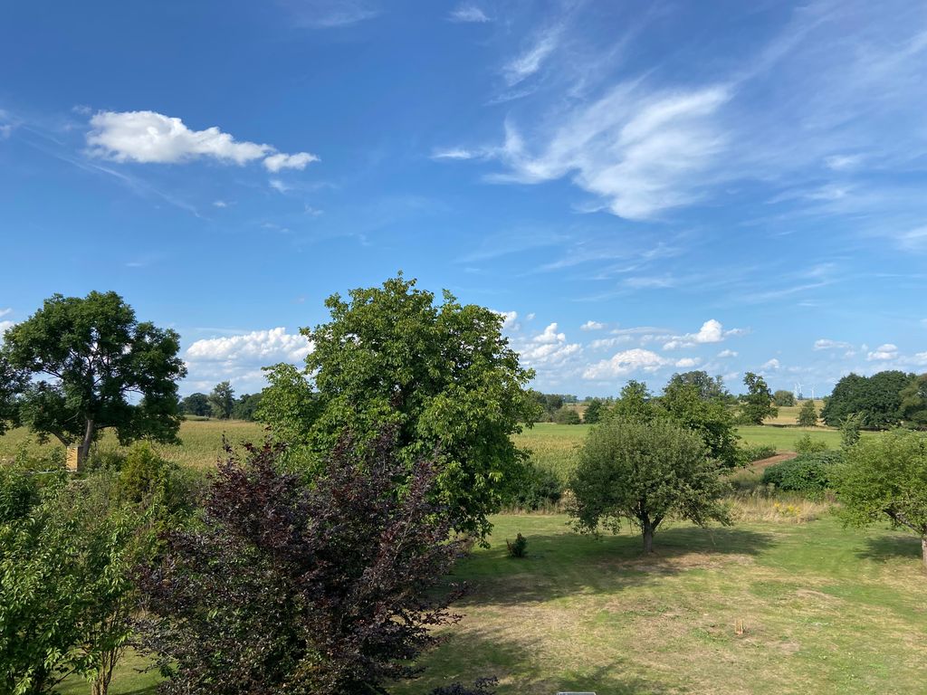 Piazzola tranquilla ai margini di un campo 