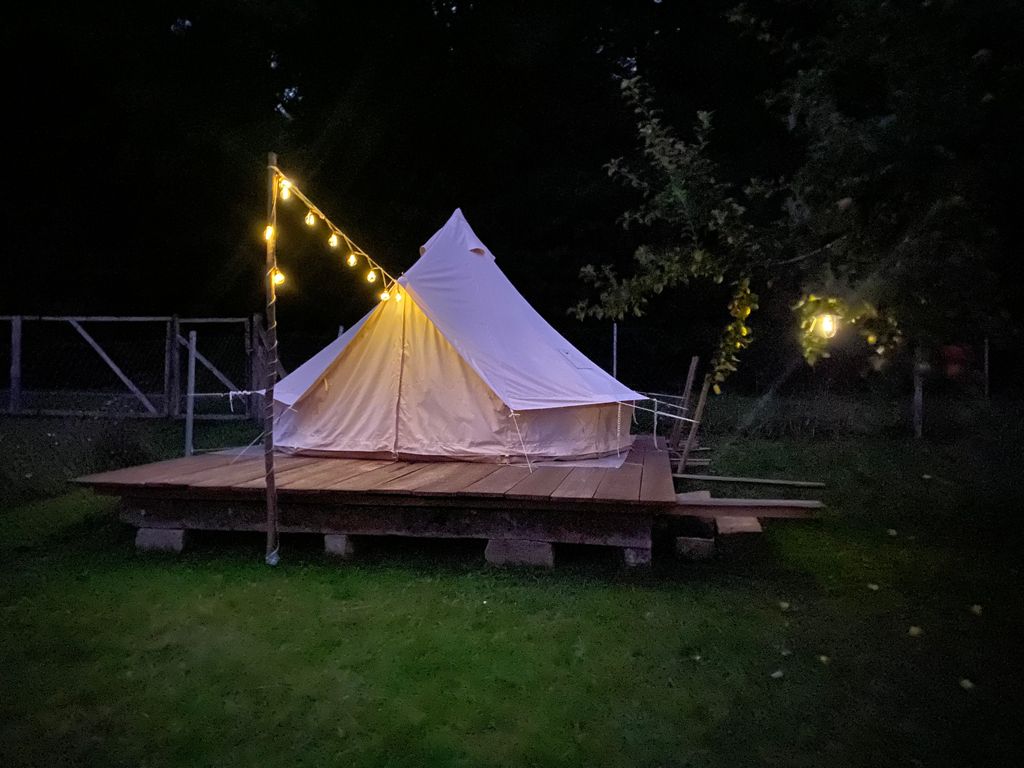 Glamping en el borde del bosque detrás del granero