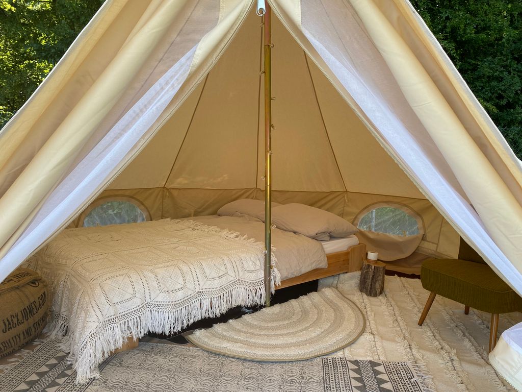 Glamping en el borde del bosque detrás del granero