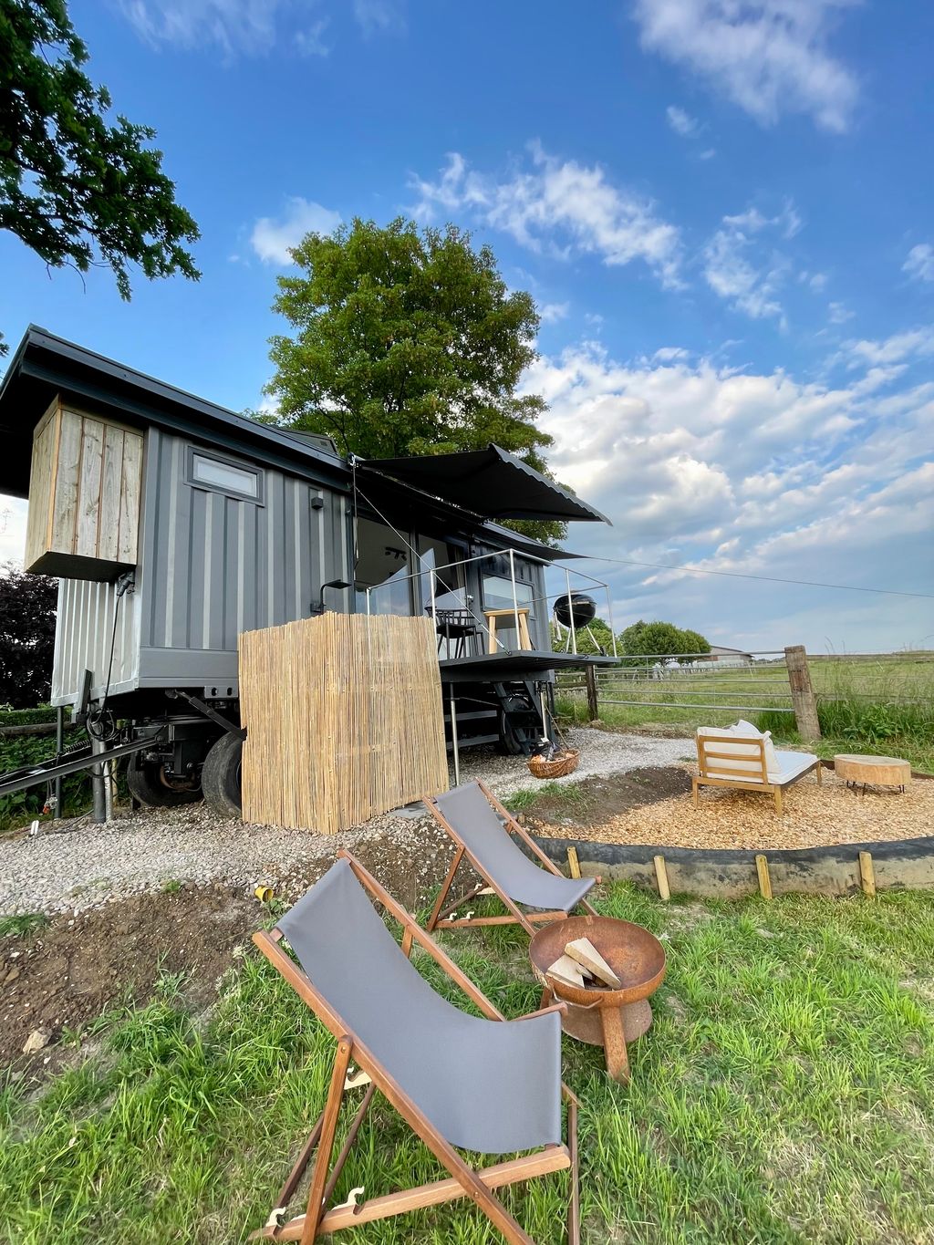 Container-Tinyhouse direkt neben der Pferdekoppel