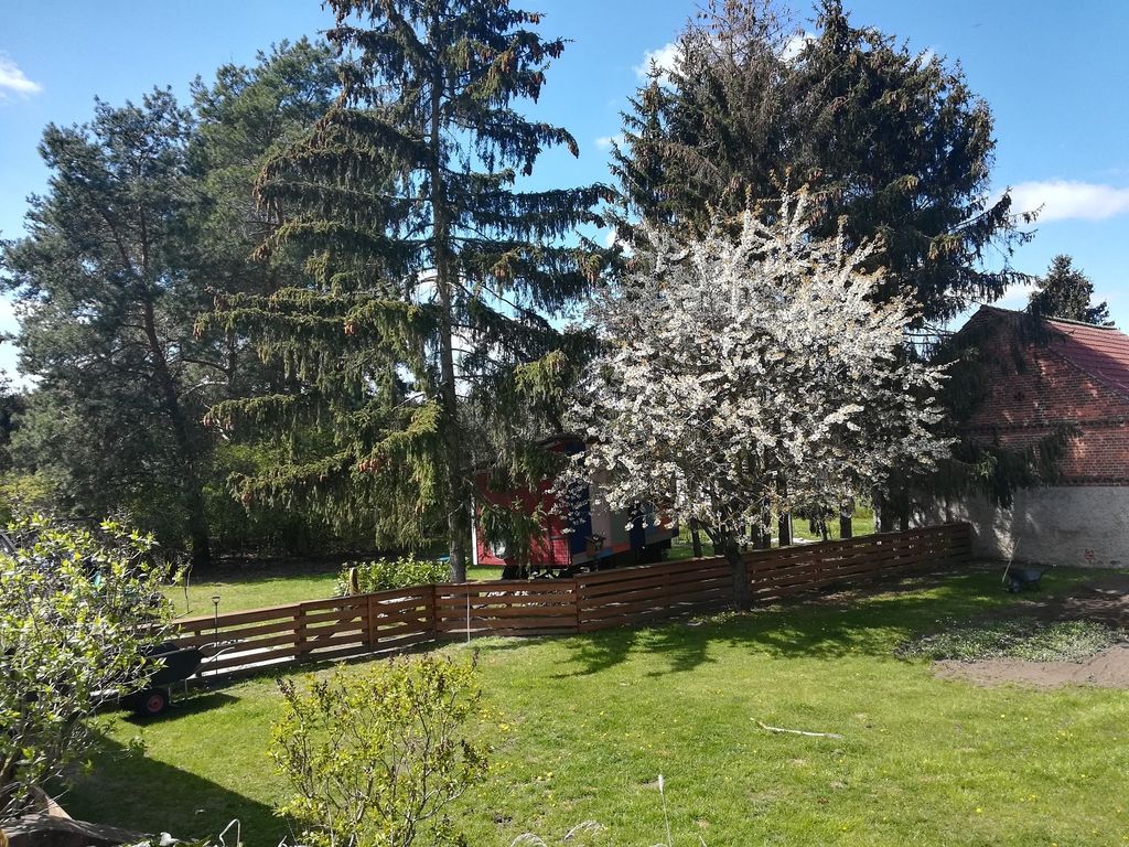 Une tiny-house "ab-hang" à la campagne, à côté d'animaux