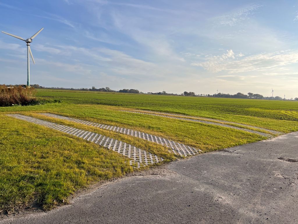 Farm campsite directly on the North Sea dike