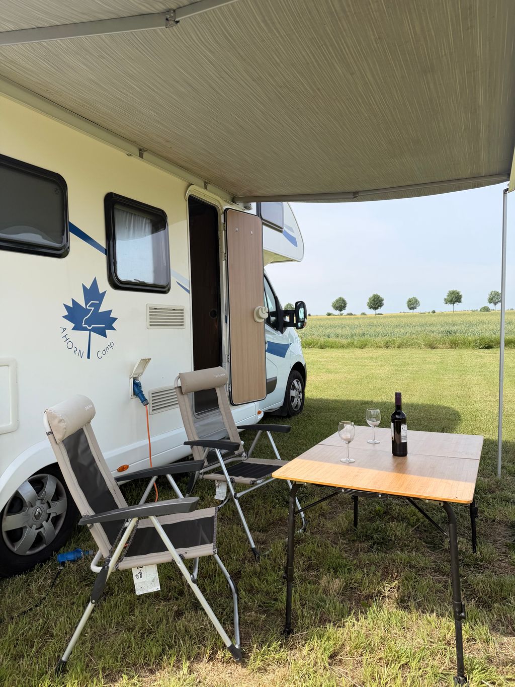 Campingstellplatz umgeben von weiten Feldern
