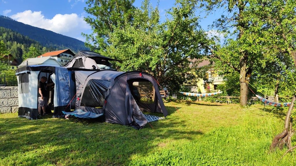 Campen in Österreich am rauschenden Bach