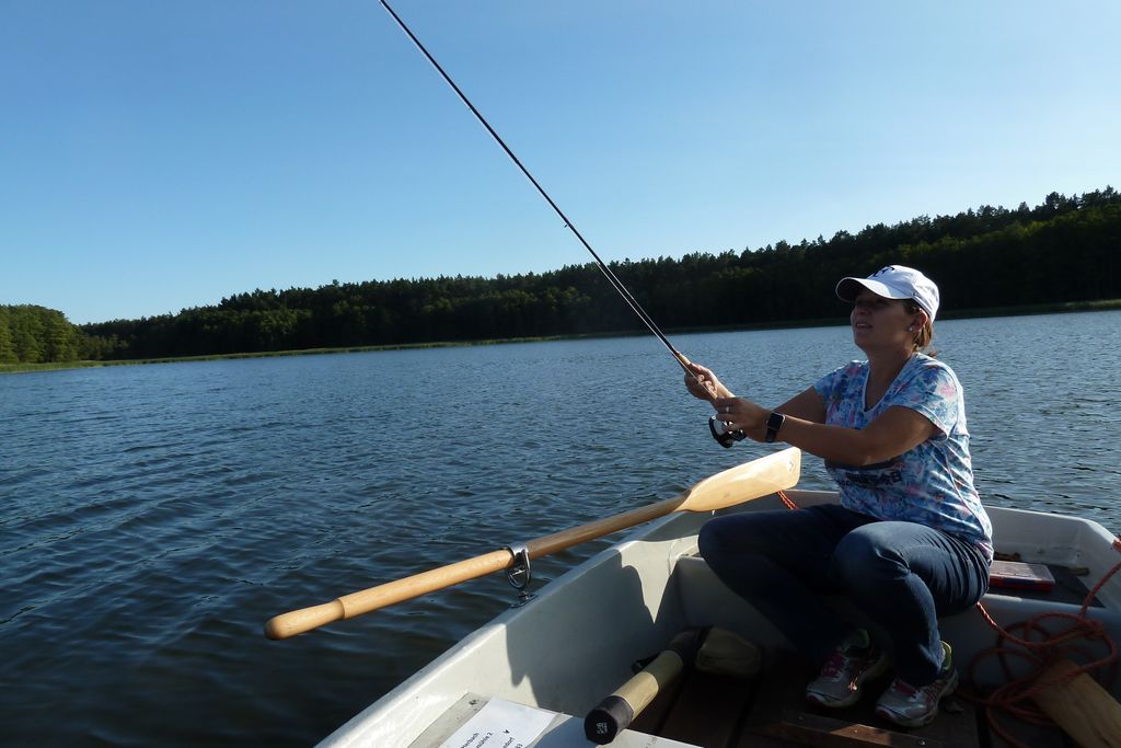 Grand emplacement au bord du lac - camping-cars et caravanes