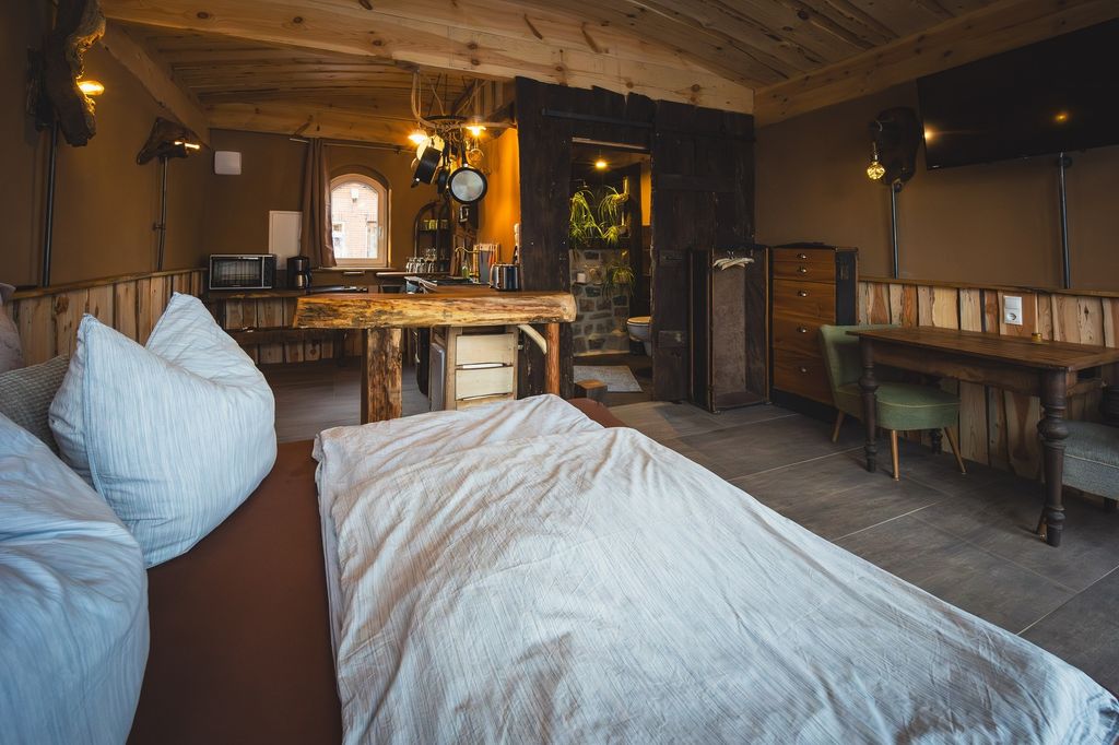 Caverne de hobbit dans la nature avec sauna et baignoire