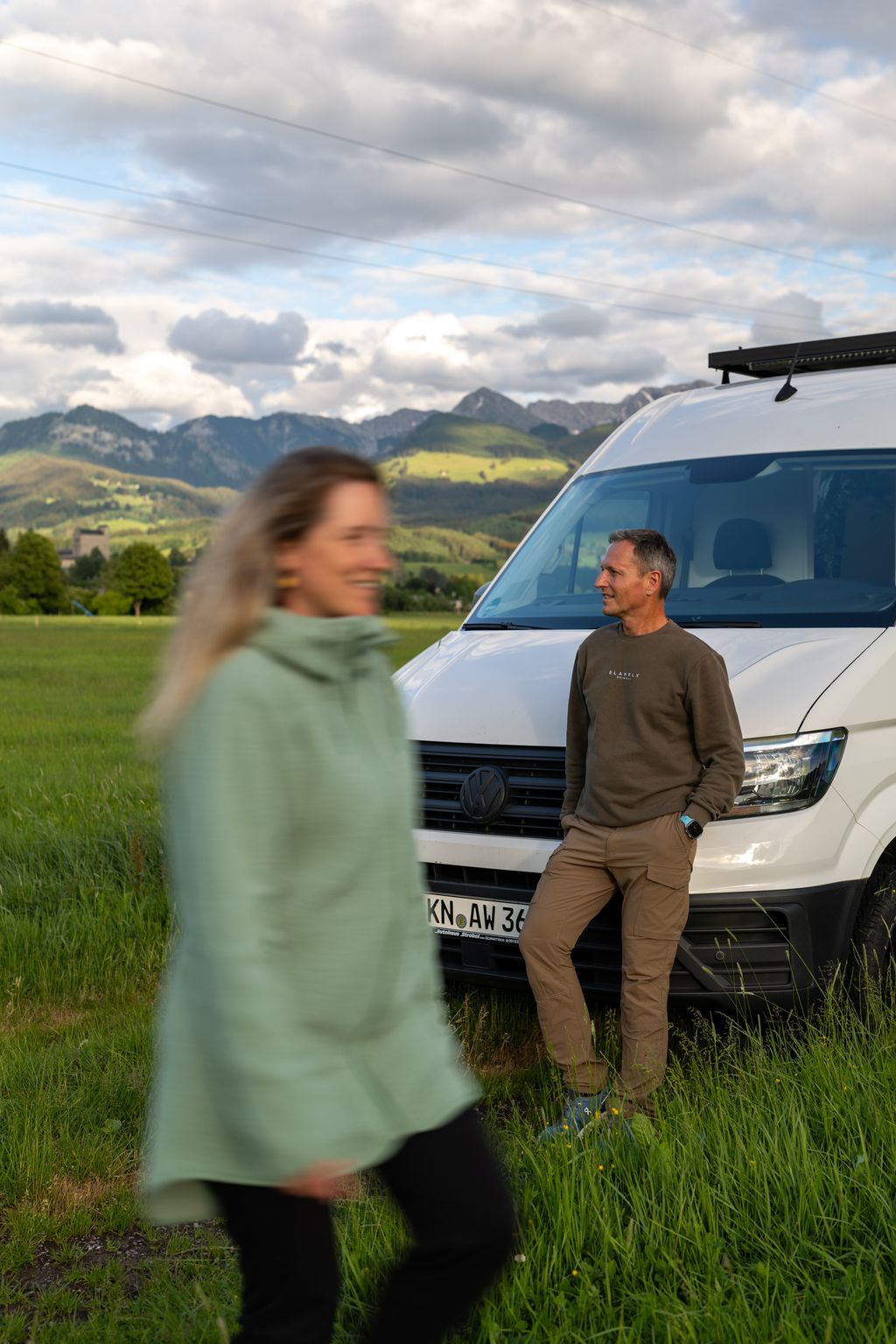 Bergpanorama zwischen Feldern und Wiesenweg