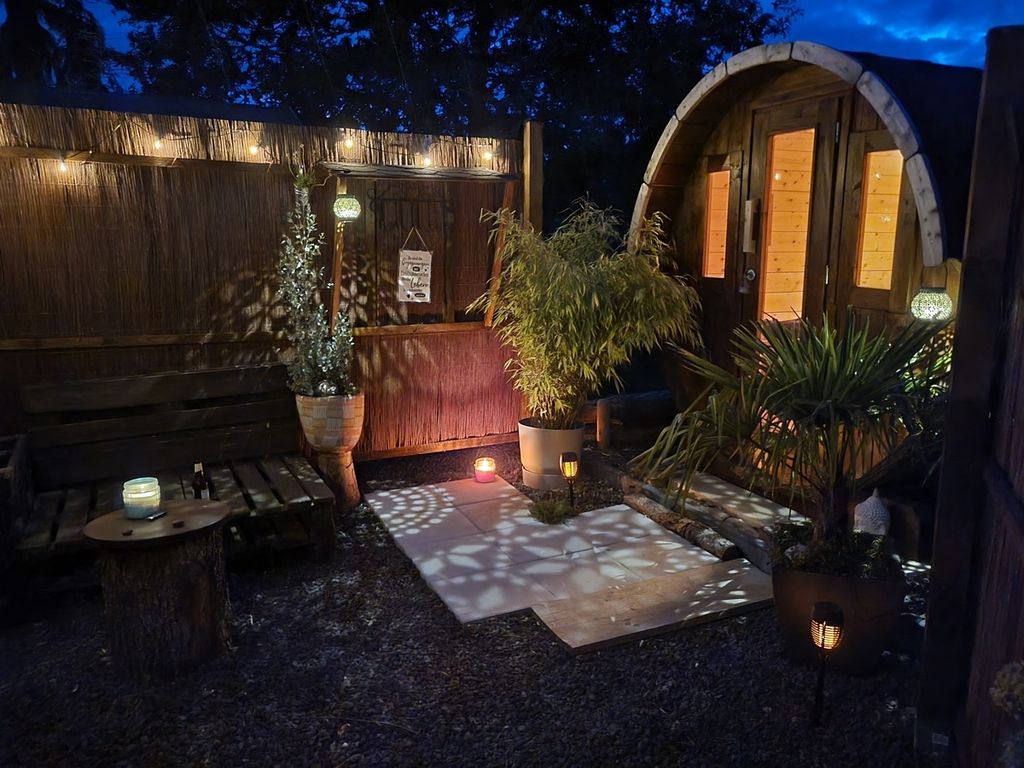 Jardín de hierbas con solárium y jacuzzi