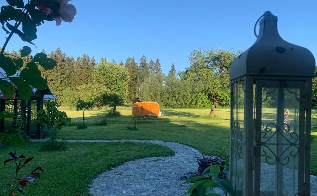 Camper entre des arbres fruitiers avec une vue sur la forêt
