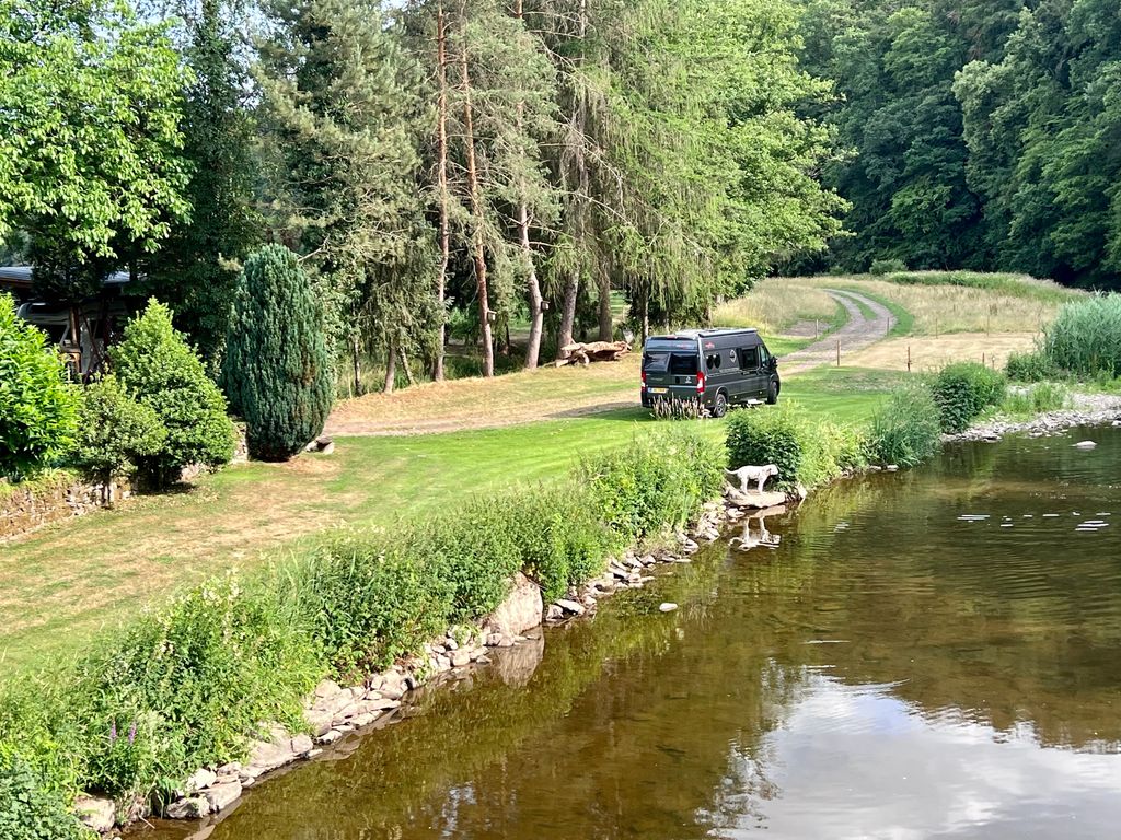 Hermoso lugar en el Our en el sur de Eifel