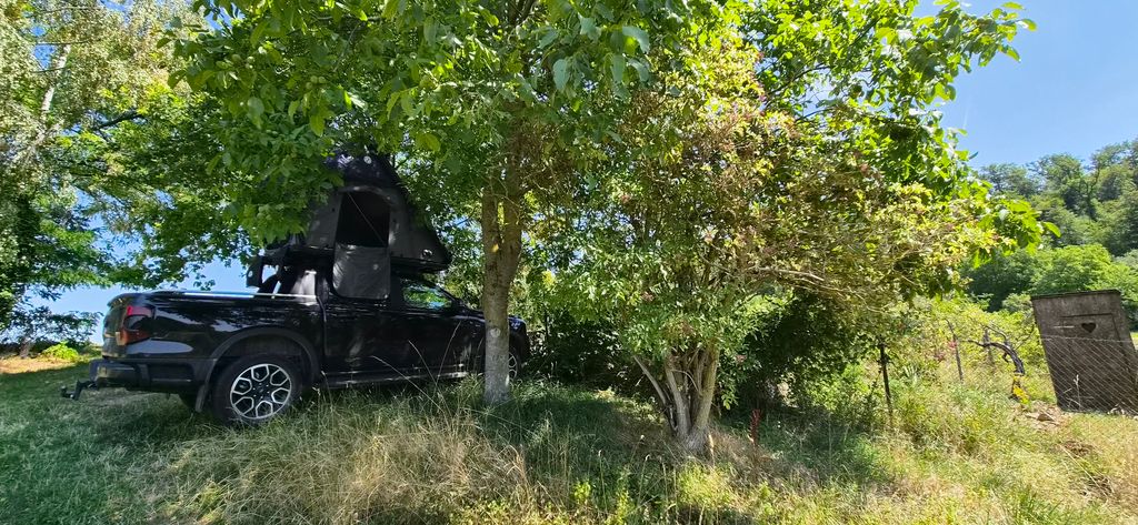 Emplacement dans un pré offrant une vue panoramique sur les vignes