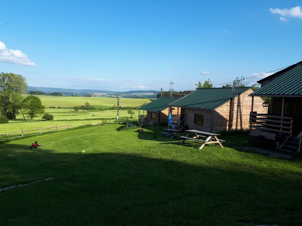 Glamping in urigen Holzhütten am Wald