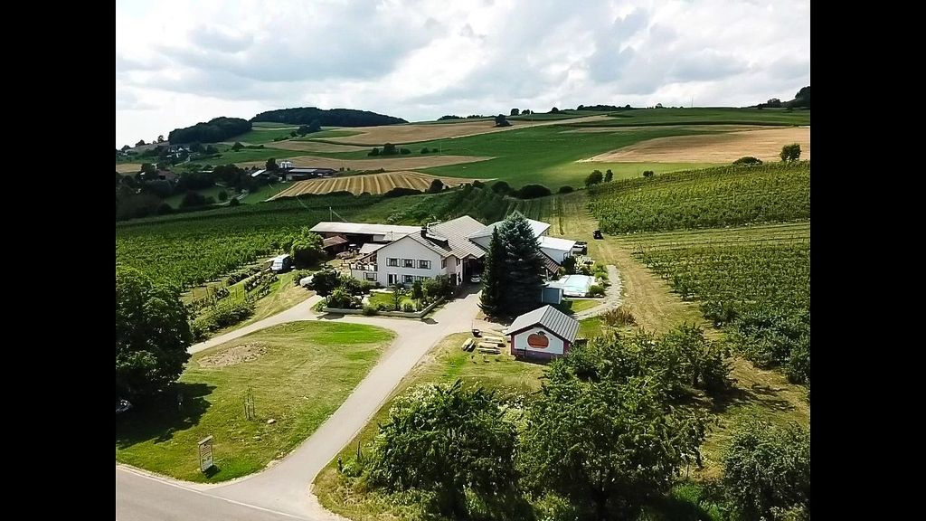 Emplacement unique dans une ferme bio avec vue sur les Alpes