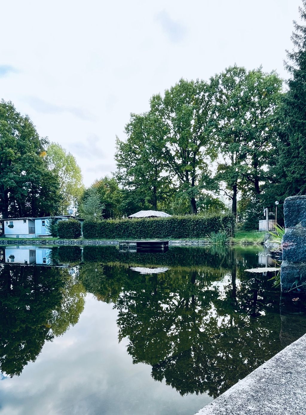 Naturbad mit Blick auf Campingplatz