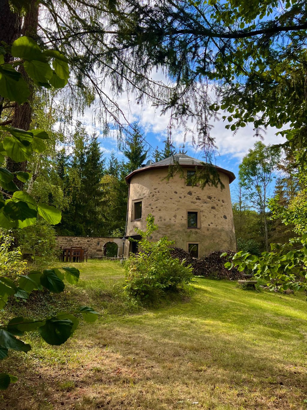 Romántico molino de viento cerca de la Suiza sajona