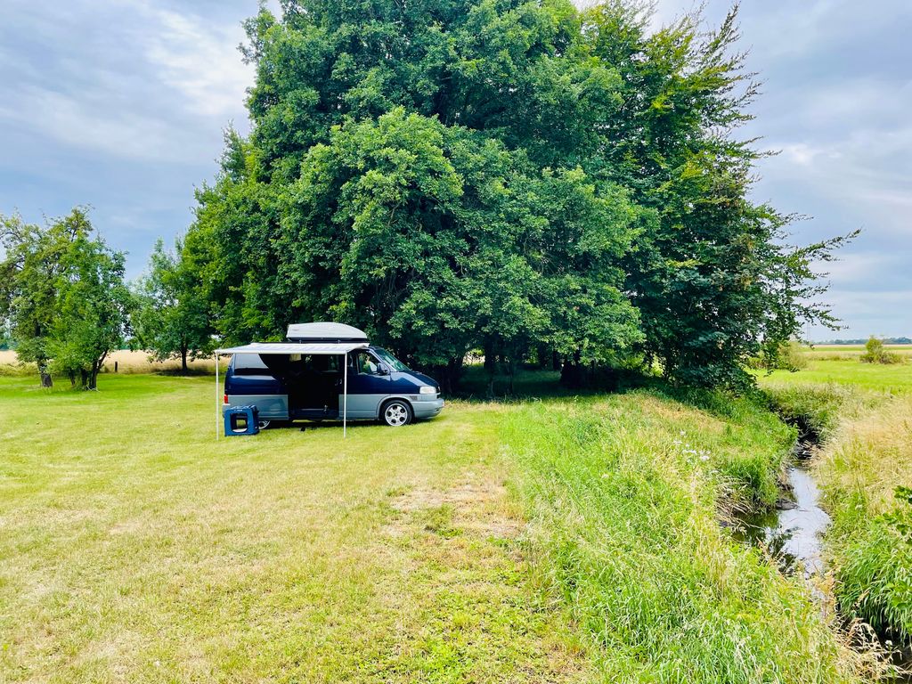 Ruhiger Resthof an einem kleinem Fluss