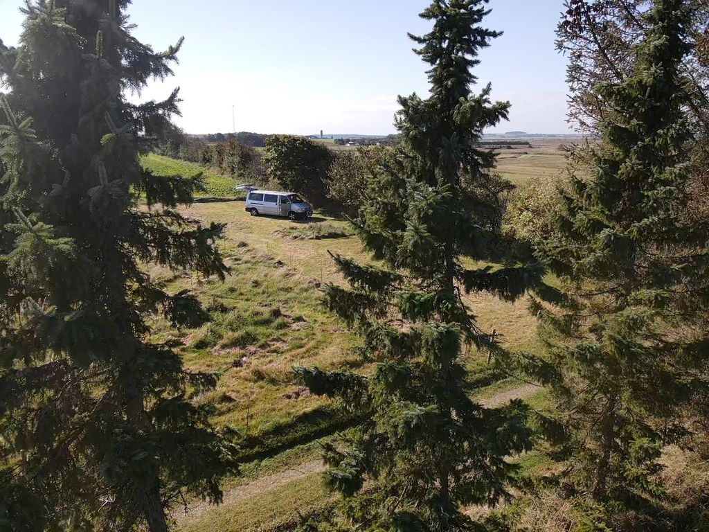Vesløs mit Blick auf See und Naturschutzgebiet 