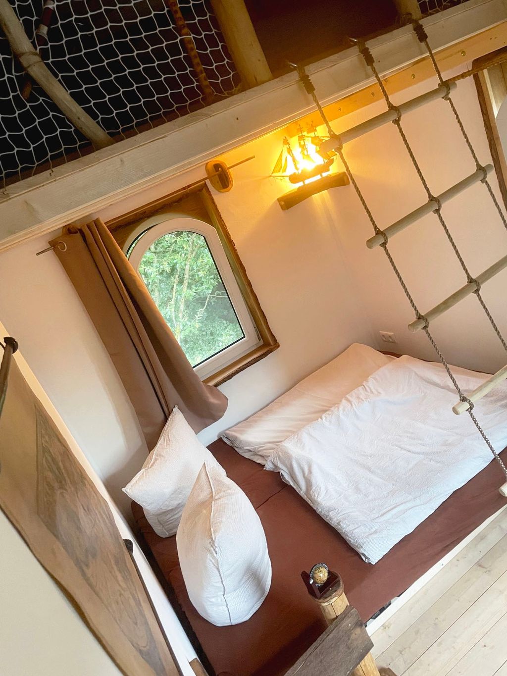 Casa sostenible en un árbol al borde del bosque