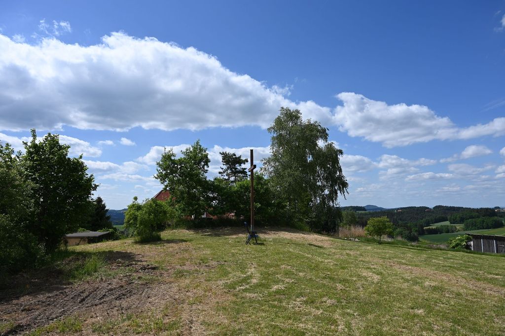 Prairie calme sur la colline avec vue dégagée