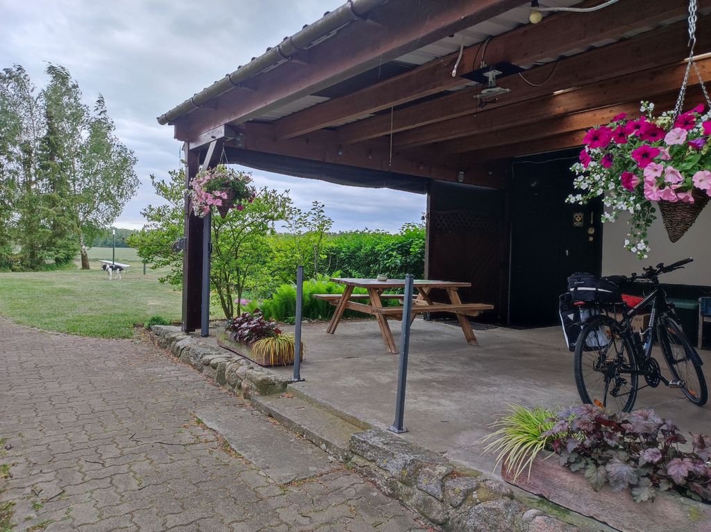 Altes Bauernhausgrundstück mit Storchennest