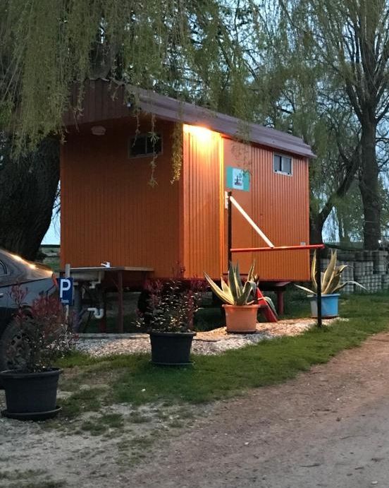 Dusch-u.WC-Wagen ca. 80m entfernt