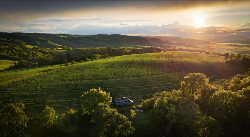 Posto con vista sul lago di Kyffhäuser e sulle montagne dell'Harz