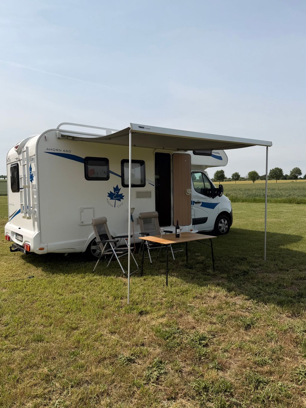 Campingstellplatz umgeben von weiten Feldern