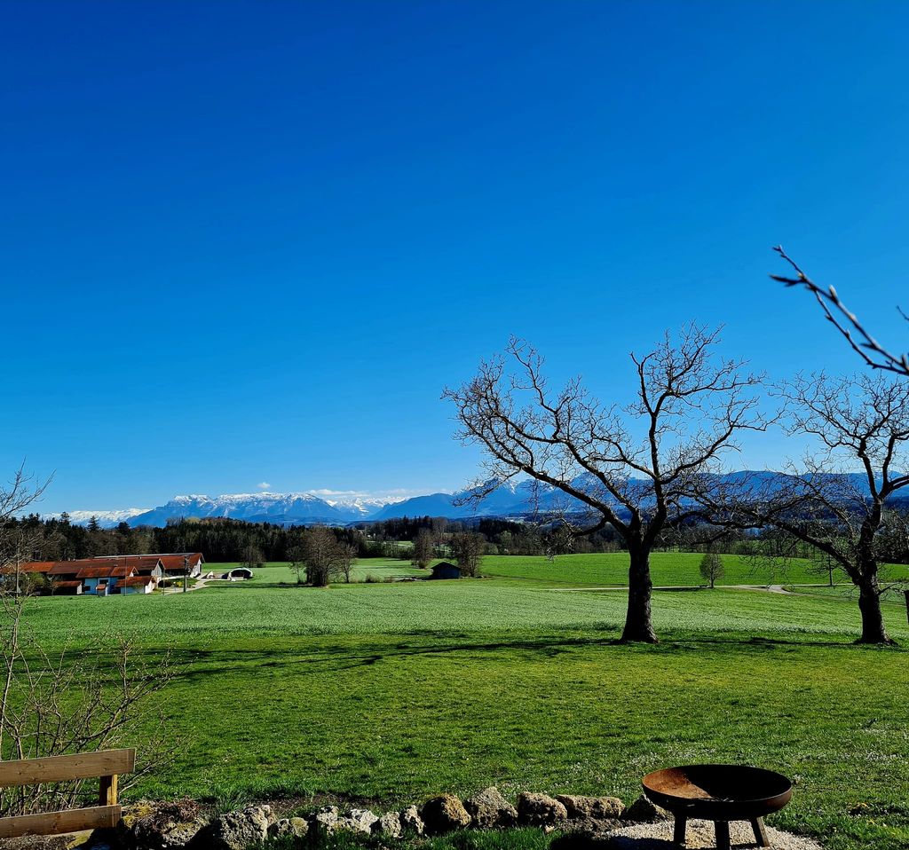 Alleinstehender Stellplatz mit See,- und Bergblick