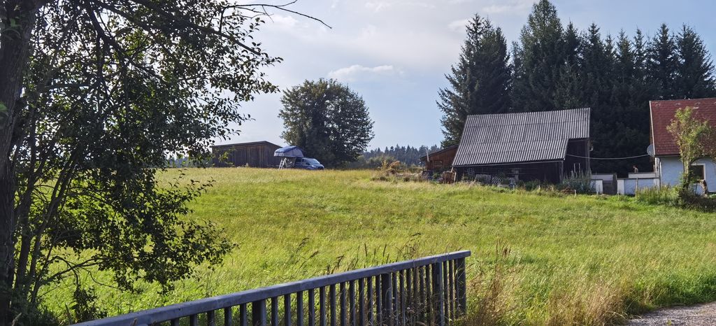 Camping sur l'alpage et au bord du ruisseau à 800 mètres d'altitude
