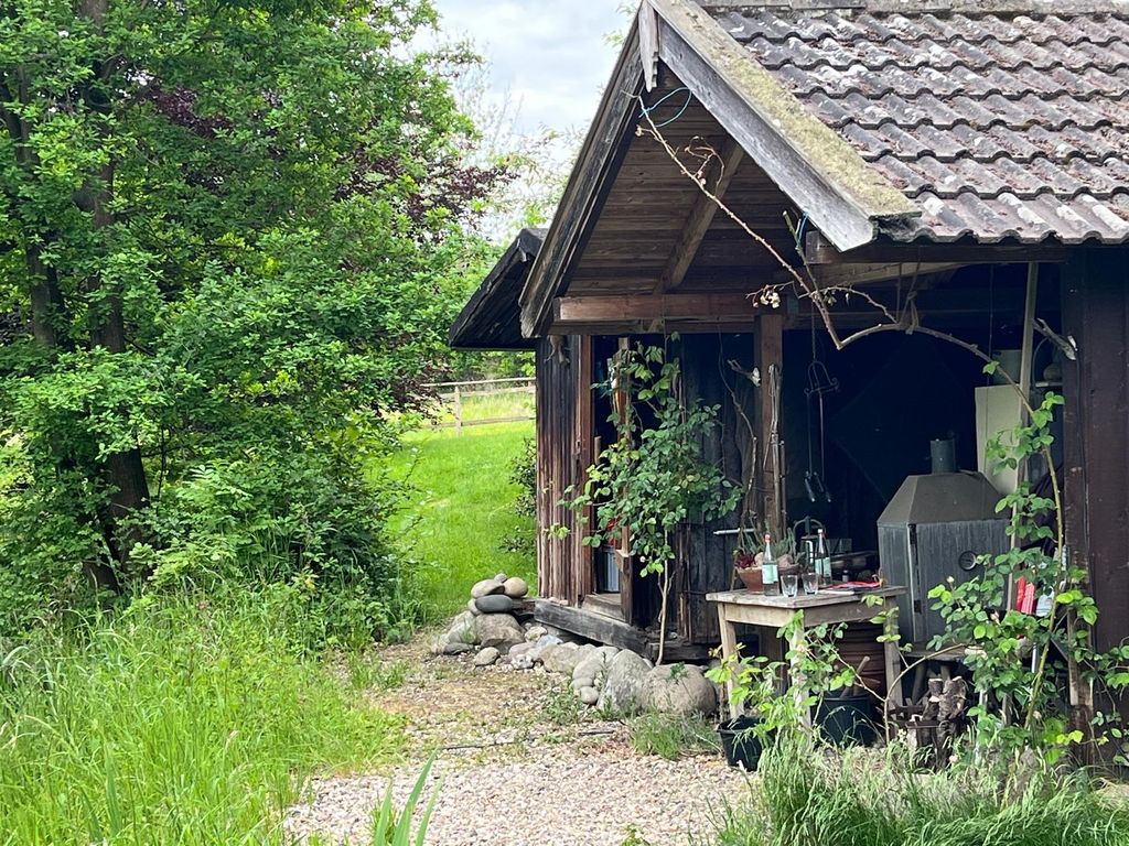 Parcela junto a pasto para caballos y estanque natural