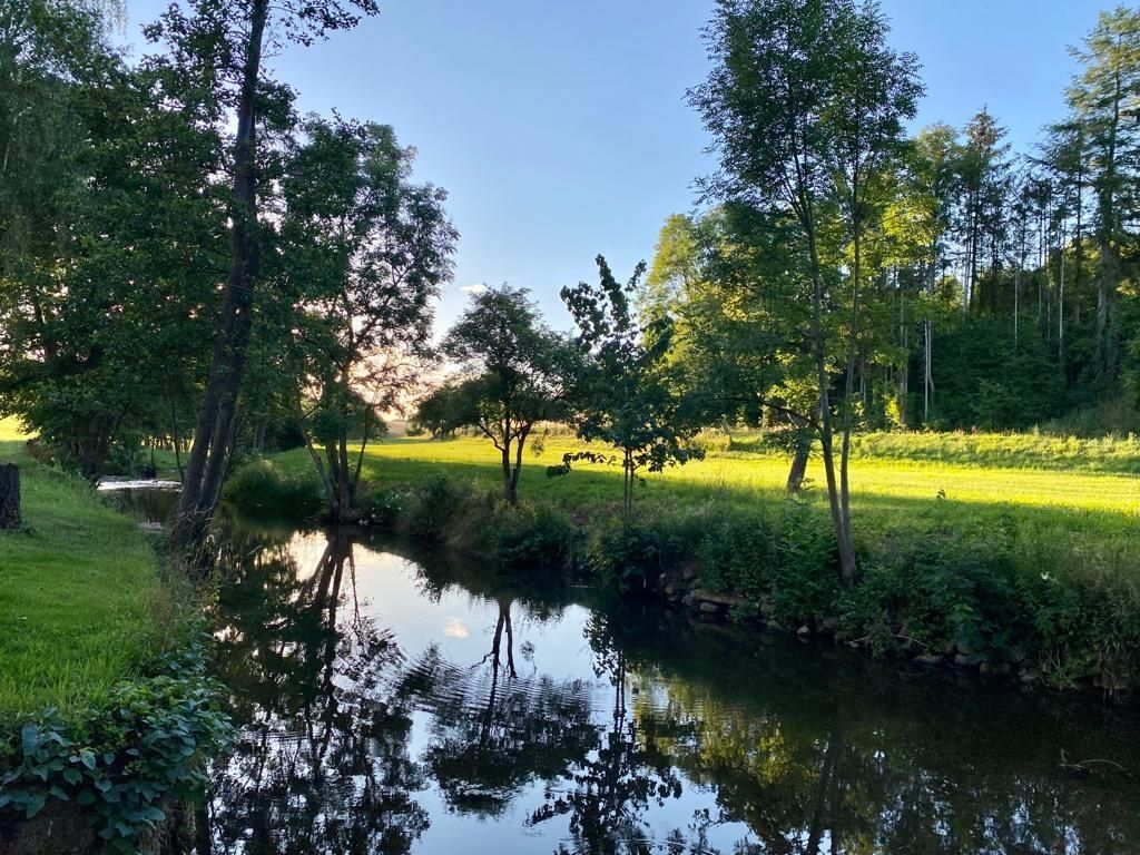 Befestigter Platz im Enztal mit Zugang zur Enz