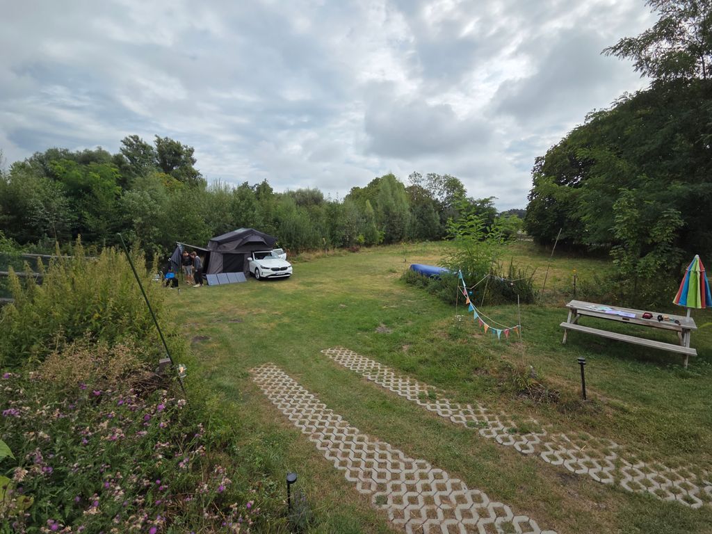 Wiese im Grünen hinterm Haus
