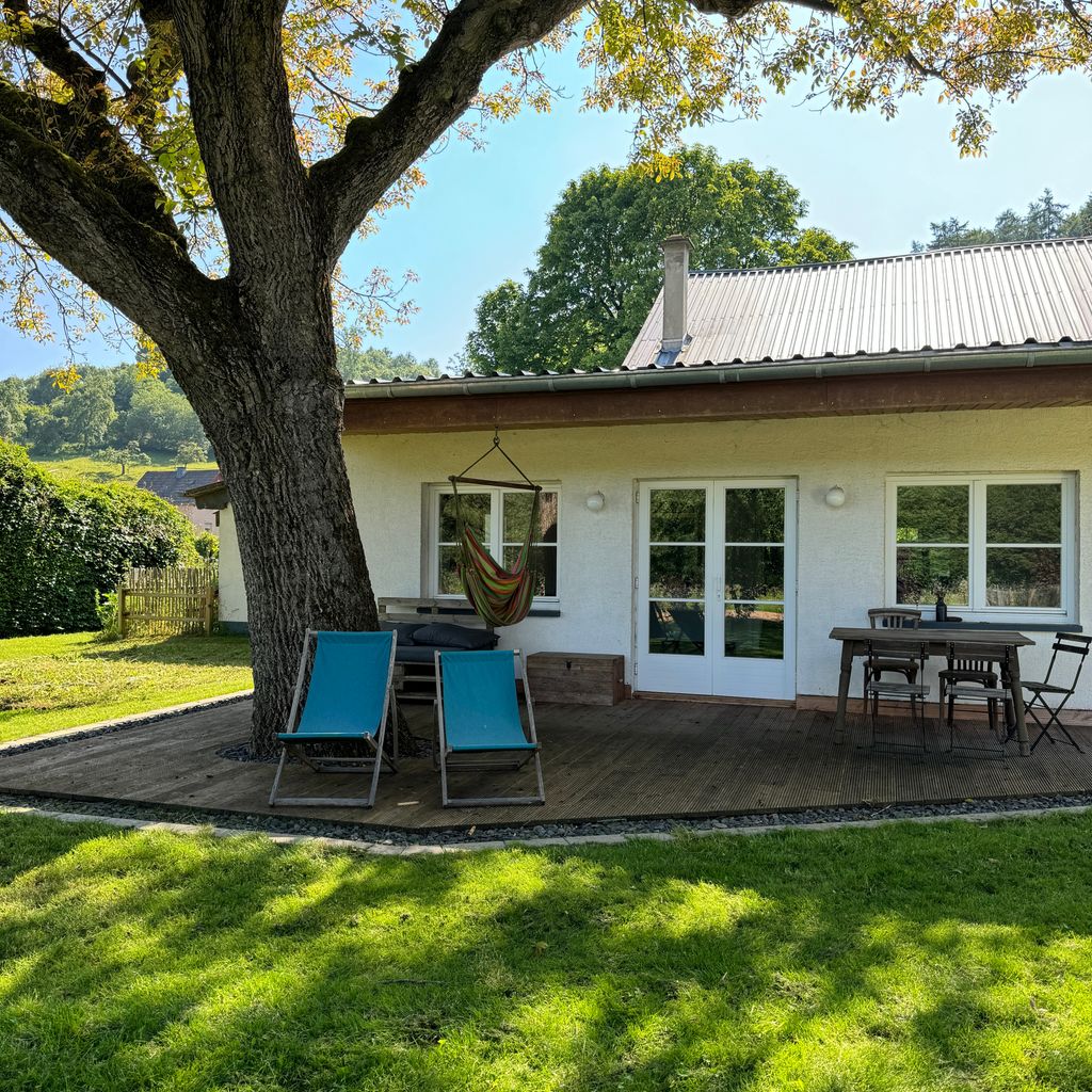 Mini campamento en una antigua granja con instalaciones sanitarias y electricidad