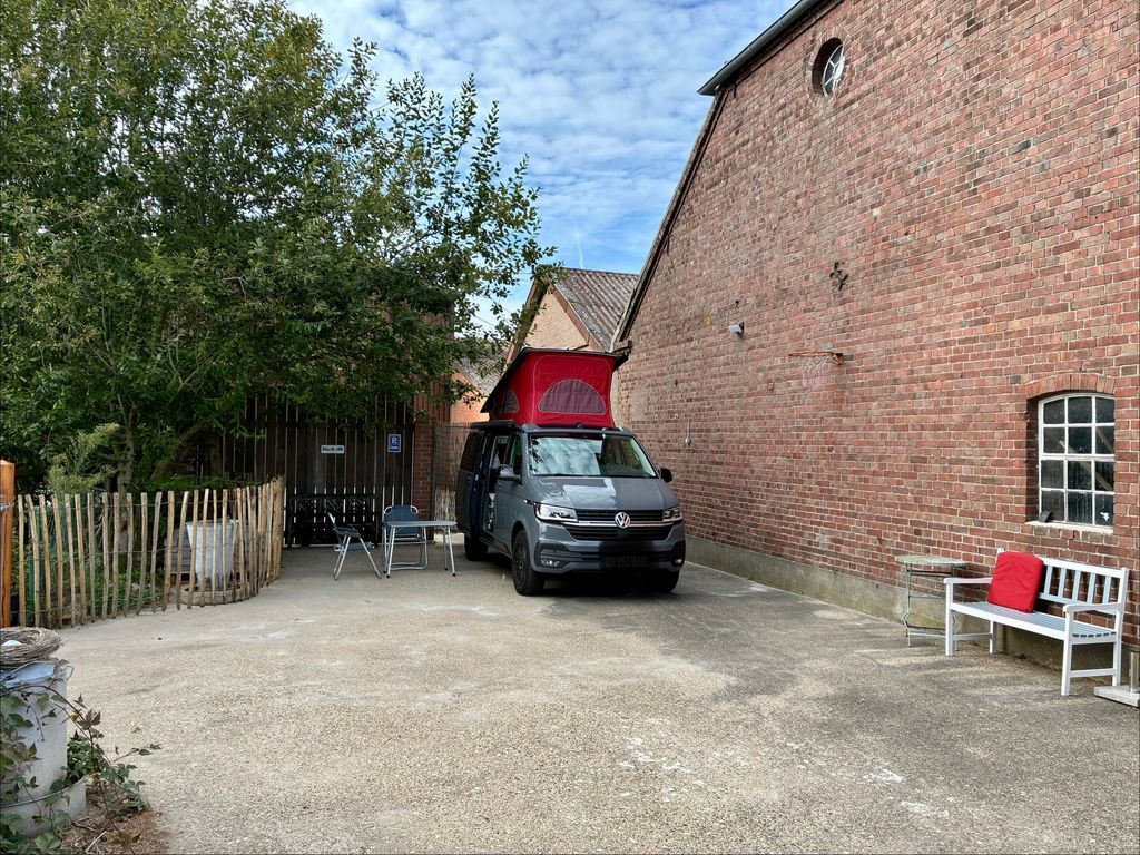 Basse-Rhénanie, Clèves : emplacement de stationnement dans une cour