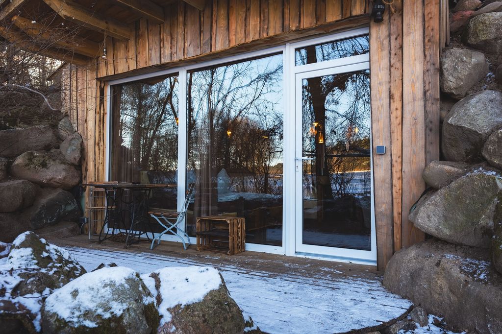 Caverne de hobbit dans la nature avec sauna et baignoire
